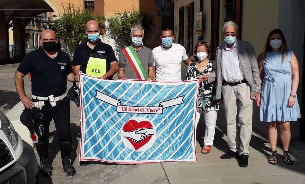 Gli Amici del Cuore donano un defibrillatore alla polizia locale 