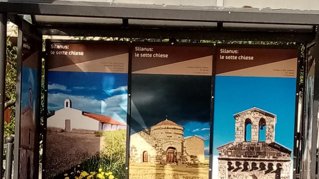 Gigantografie delle sette chiese nelle pensiline dell’autobus