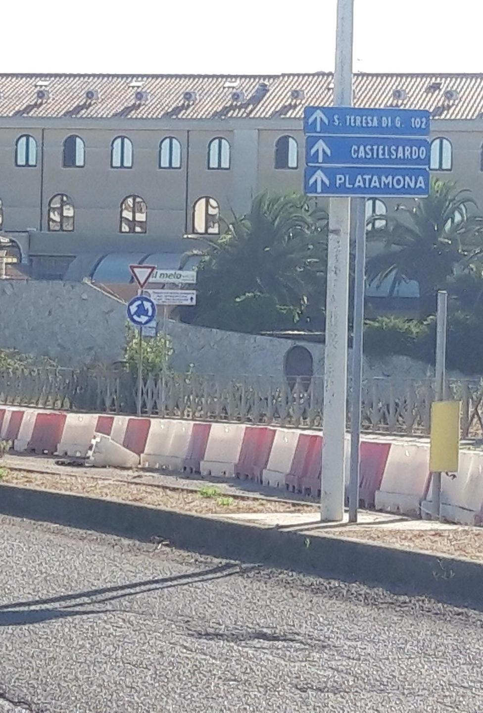 Serra li Pozzi, segnaletica stradale confusa