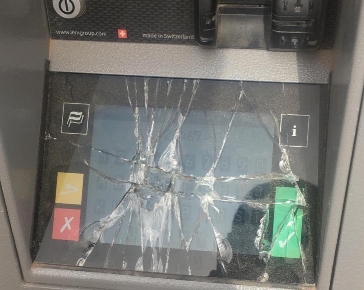 Vandali a Maimoni, danneggiati due parcometri 