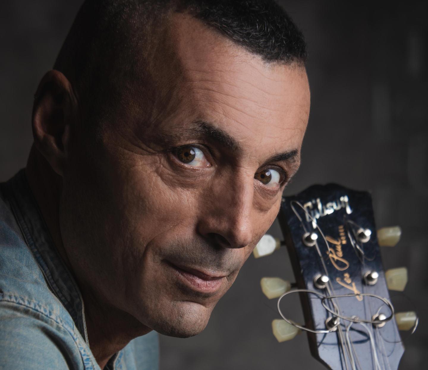 «Io e la mia chitarra siamo inseparabili: suono anche in nave»