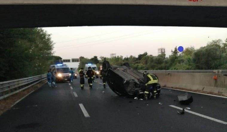 Ventenne si ribalta con l'auto in Variante e viene sbalzato fuori: è grave