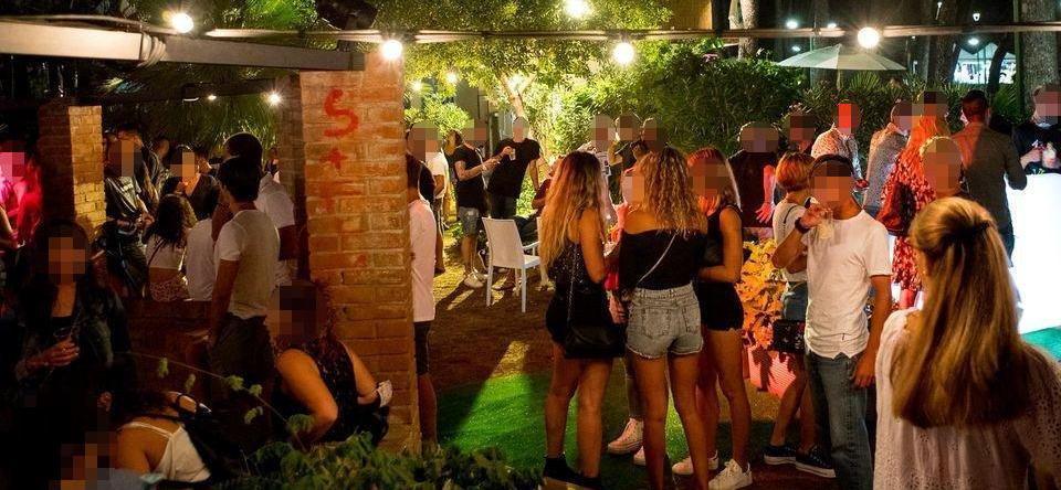 Castiglioncello, ballavano assembrati e senza mascherine. Multato un locale: c’erano trecento giovani 