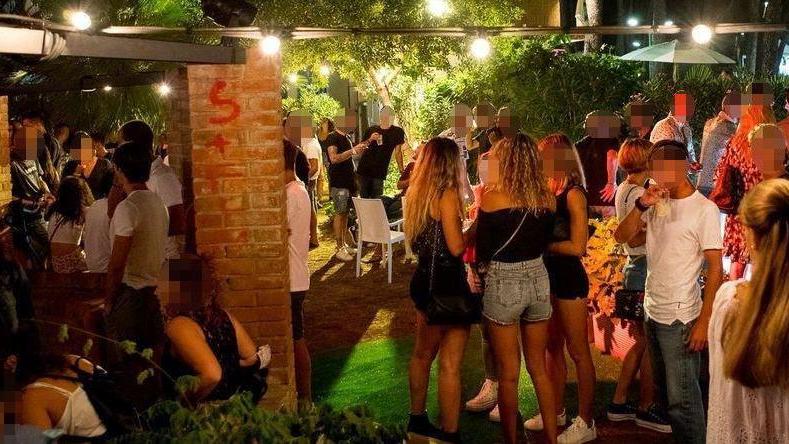 Castiglioncello, ballavano assembrati e senza mascherine. Multato un locale: c’erano trecento giovani
