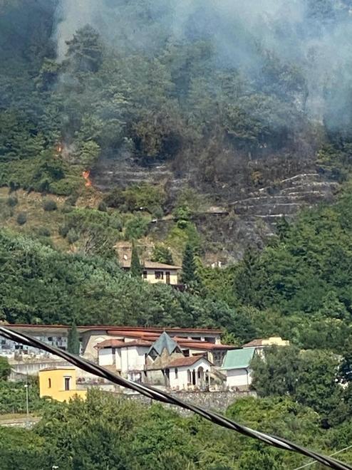 Bagni di Lucca, fiamme e paura in collina: caccia a un piromane