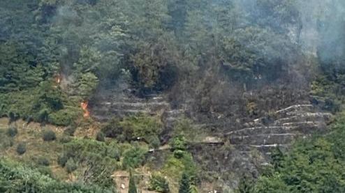 Bagni di Lucca, fiamme e paura in collina: caccia a un piromane