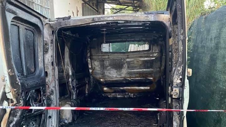 Il furgone incendiato
