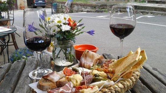 Bolgheri e la bella gente che anima l’estate per le vie del borgo all’ora dell’aperitivo