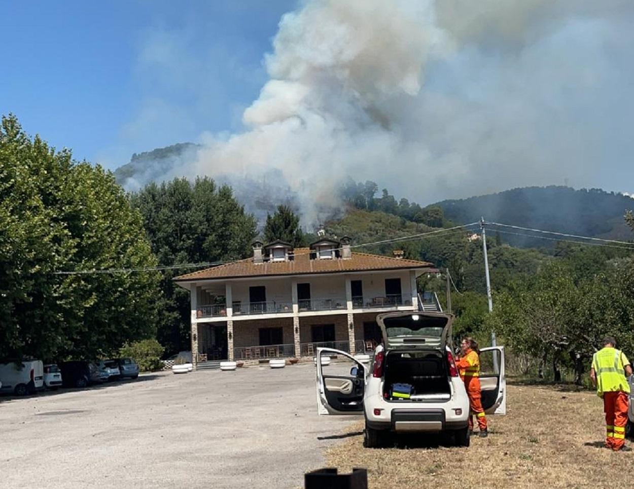 Incendio a Orbicciano di Camaiore: cinque ettari di bosco distrutti. Case a rischio - Video 