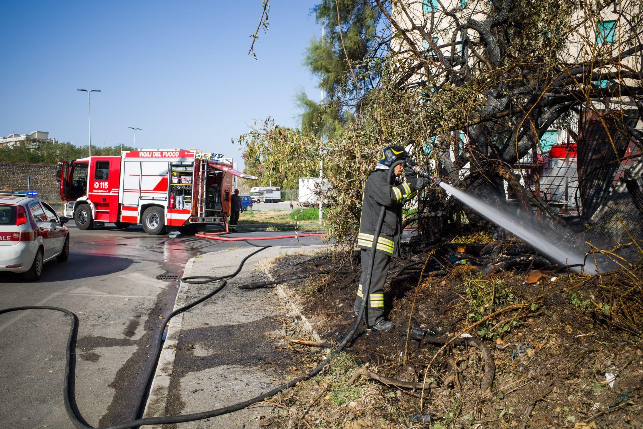 Un vigile del fuoco in azione (foto Daniele Stefanini/Silvi)