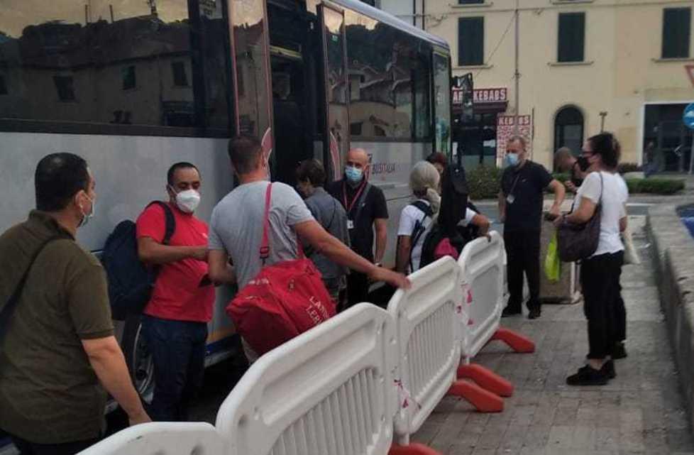 Un bus sostitutivo e i pendolari in fila per salirvi a Montecatini