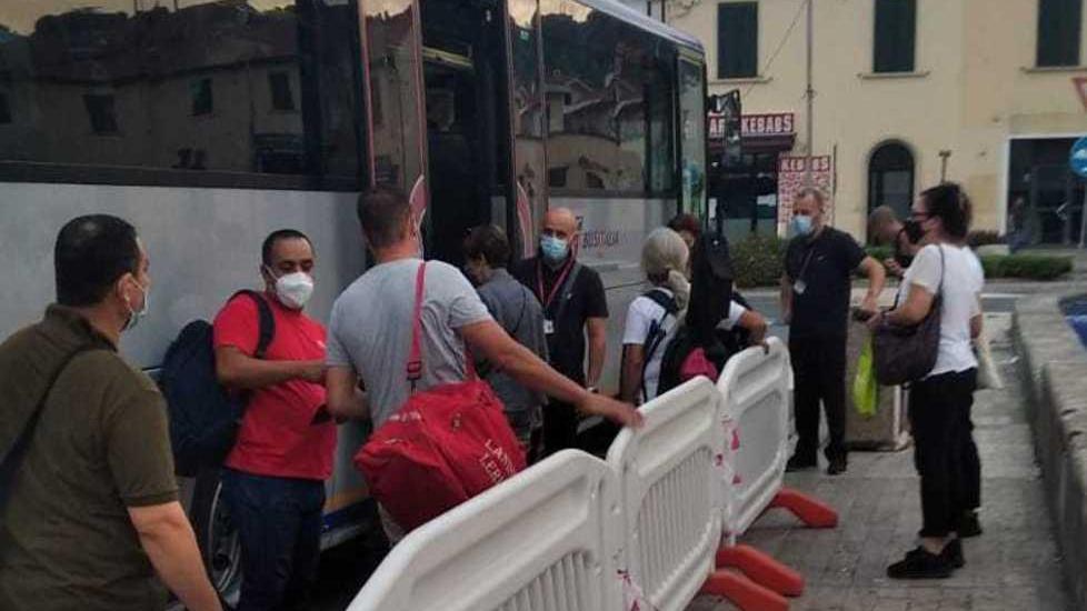 Un bus sostitutivo e i pendolari in fila per salirvi a Montecatini