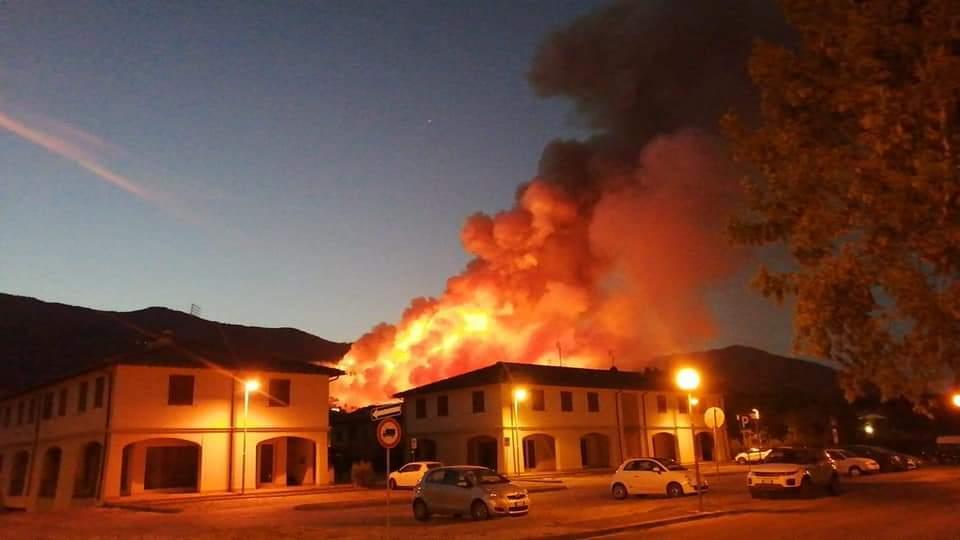 Squadre dei pompieri da tutta la Toscana per l'incendio sul Monte Pisano: pista colposa