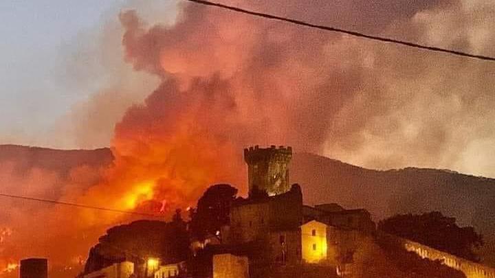 Incendio sul Monte Pisano, ordine di evacuazione in diverse località