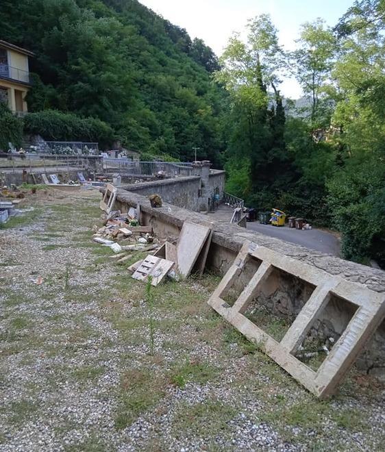 In balìa del degrado il cimitero di Marliana 
