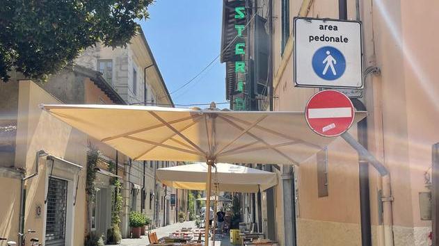 Divieto su entrambi i lati di via Barsanti
