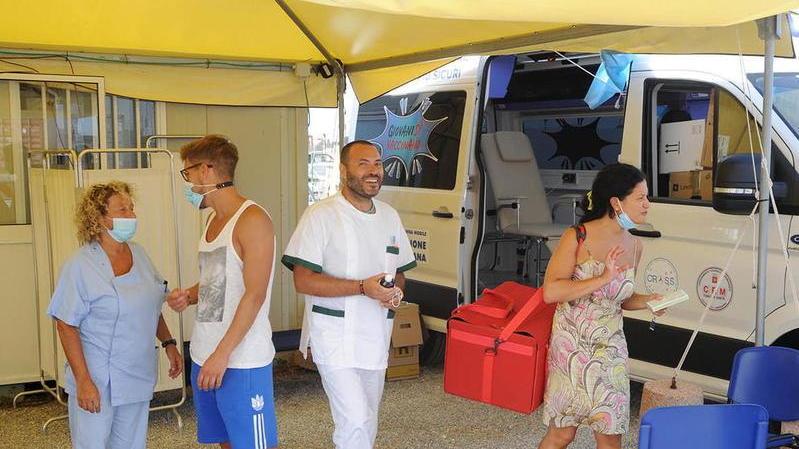 Vaccini sul porto, affluenza flop per il caldo e il portale ko