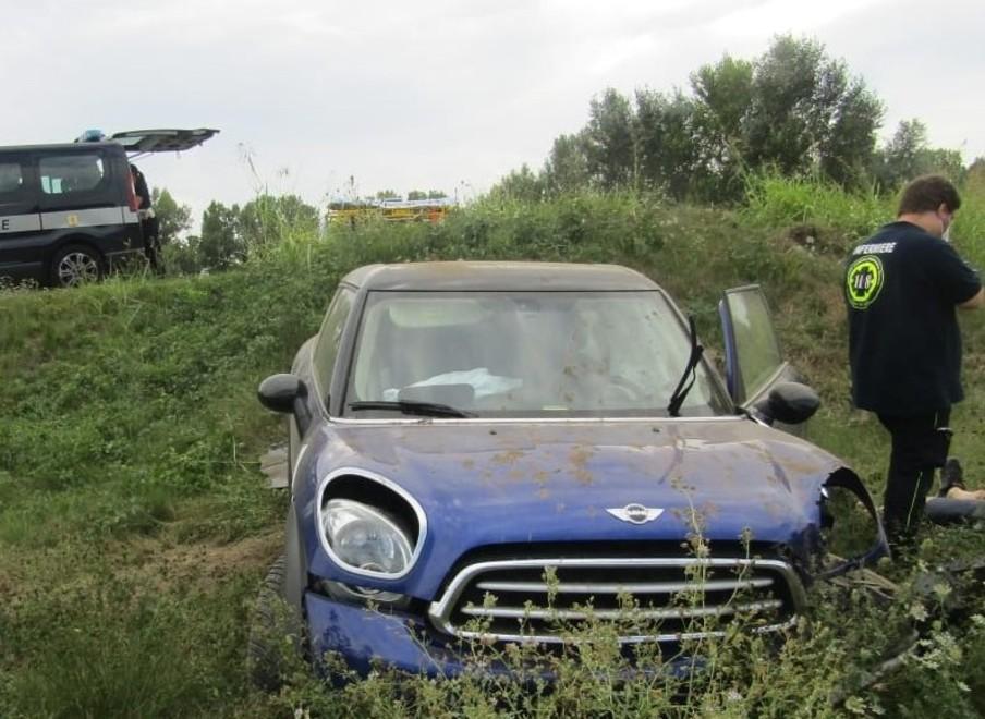 Auto va fuori strada sull’argine del Po Ferito il conducente