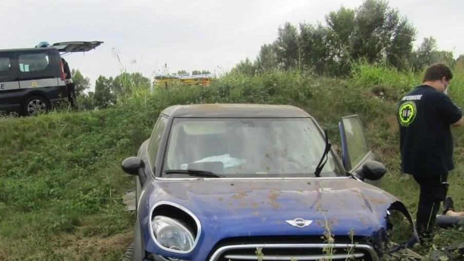 Auto va fuori strada sull’argine del Po Ferito il conducente