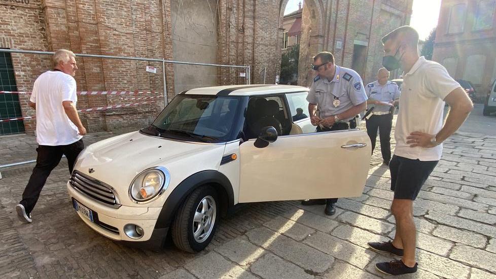 Tampona un’auto e poi fugge Ma sbatte contro la basilica