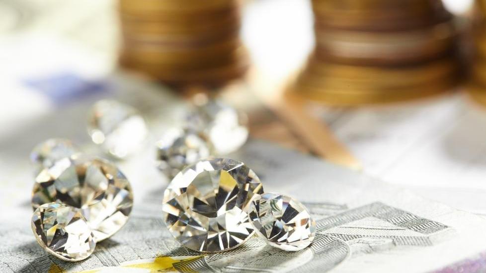 Truffa dei diamanti, risarciti prima del processo due imprenditori e un’anziana reggiana