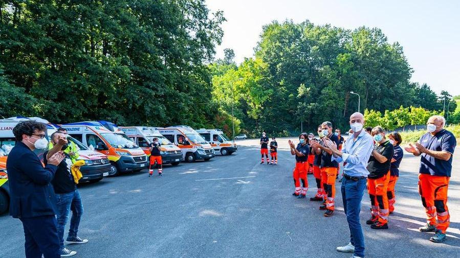 Pupazzi sulle ambulanze e alle forze dell’ordine per far sorridere i bambini