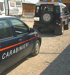 Nasconde una pistola in cortile, un 49enne finisce ai domiciliari