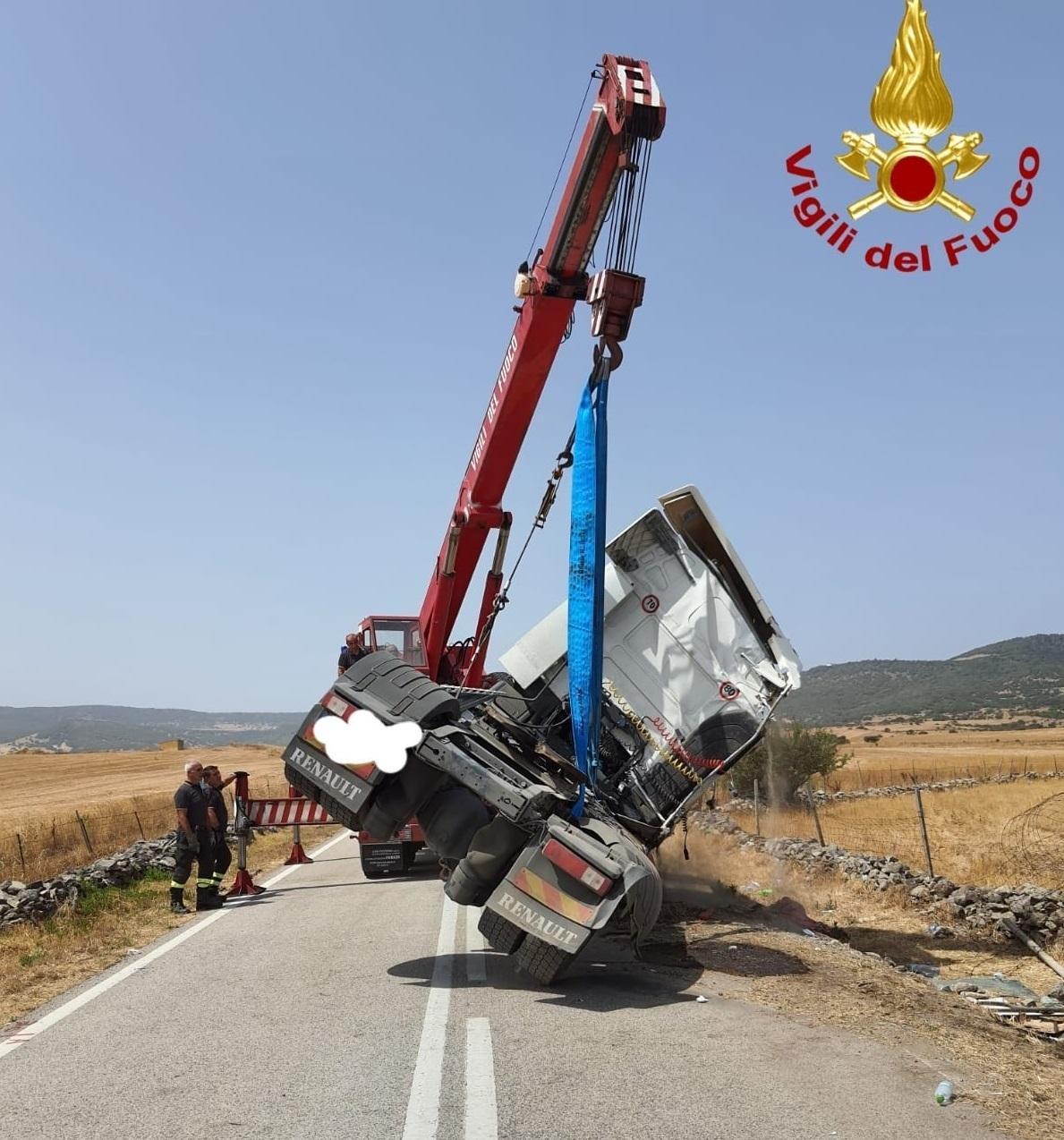Si ribalta un autoarticolato illeso l’autista, strada bloccata