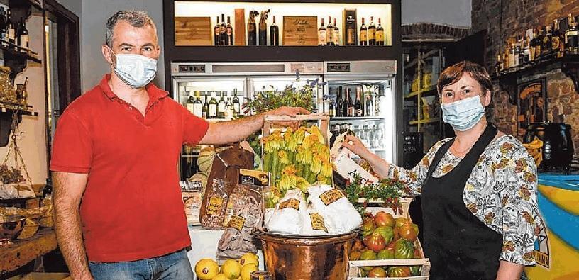 Daniele Giusti, titolare dell'Antica Drogheria e la moglie Simona Lucchesi