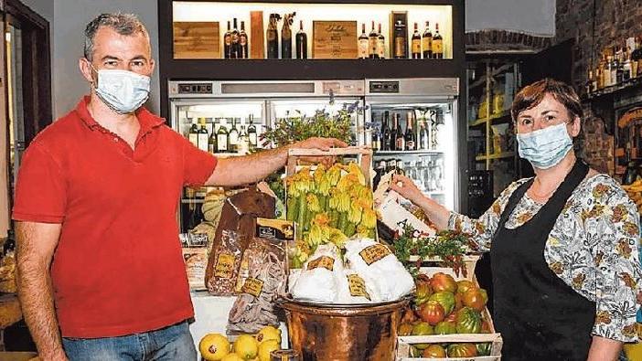 Daniele Giusti, titolare dell'Antica Drogheria e la moglie Simona Lucchesi