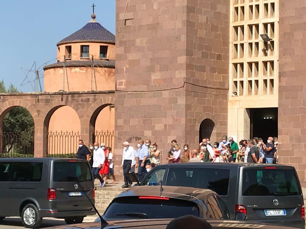 Alghero, il presidente Mattarella a messa a Fertilia seduto tra i fedeli