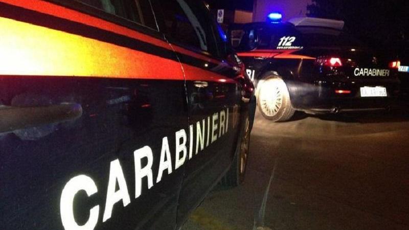 Non si ferma all'alt e per evitare il posto di blocco ferisce un carabiniere