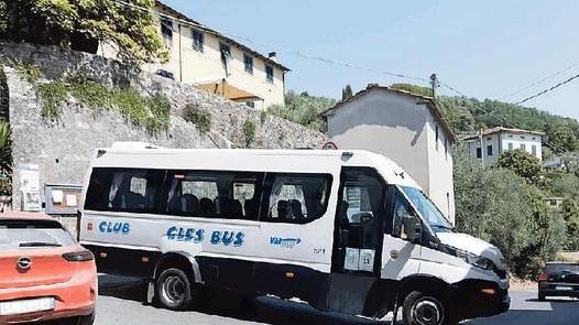 Un bus ha difficoltà a fare manovra a causa delle auto in sosta
