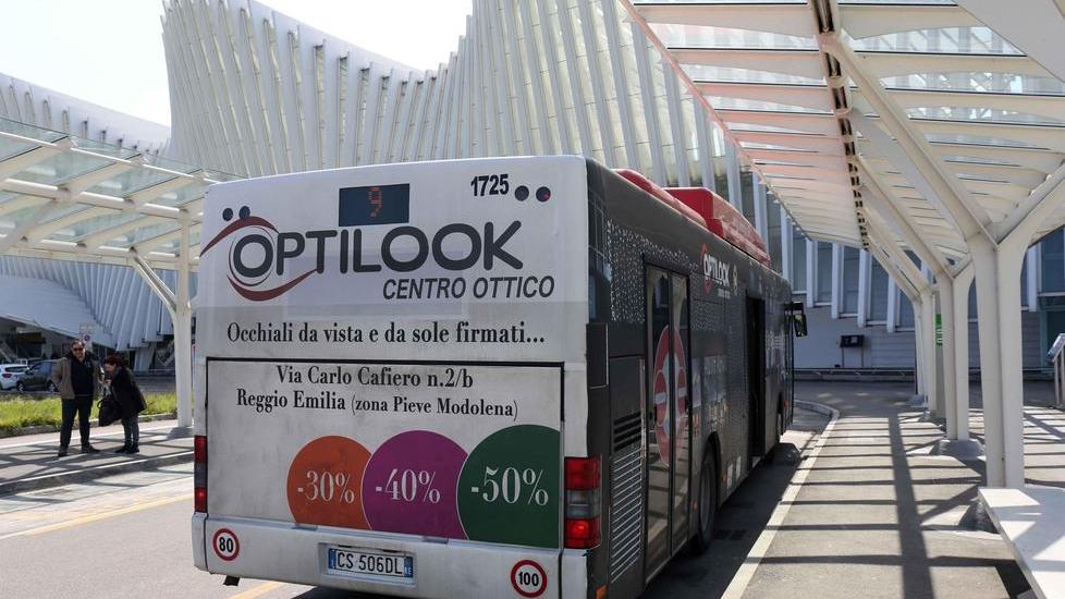 Reggio Emilia, anziana timbra il biglietto al contrario sul bus: dovrà pagare 88 euro di multa