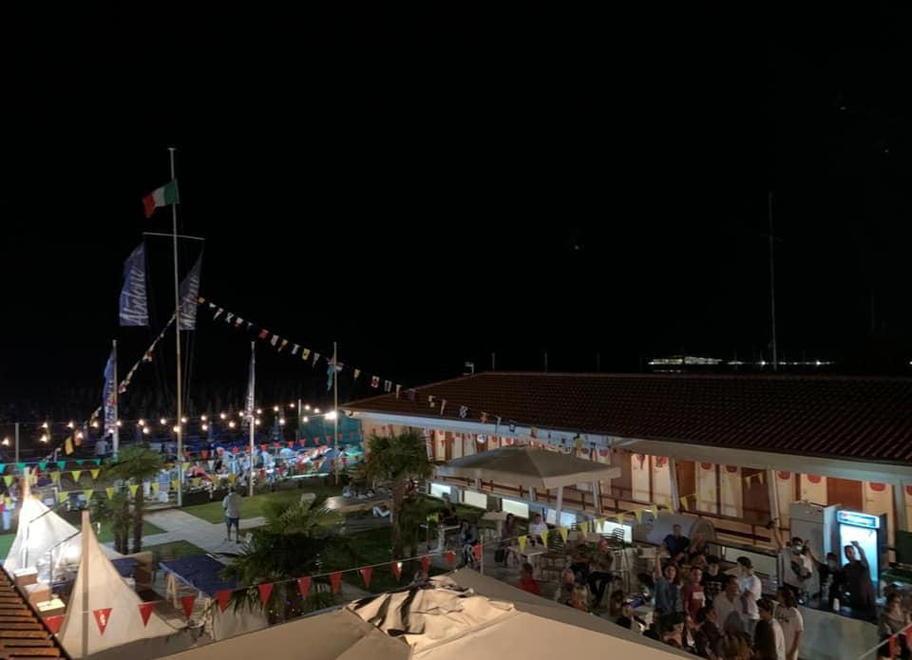 Lido di Camaiore, quindicenne abbandonato sulla spiaggia in coma etilico 