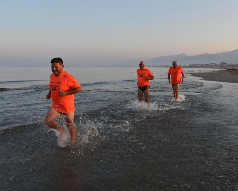 In 500 in piedi all’alba per la “Corri Viareggio” Che diventerà un appuntamento fisso
