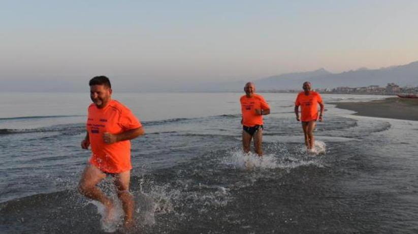 In 500 in piedi all’alba per la “Corri Viareggio” Che diventerà un appuntamento fisso
