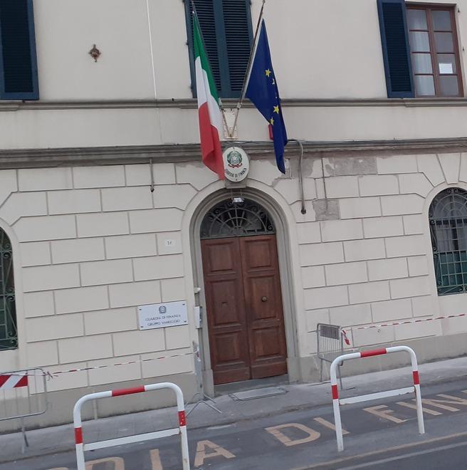 Calcinacci caduti dalla facciata della Finanza