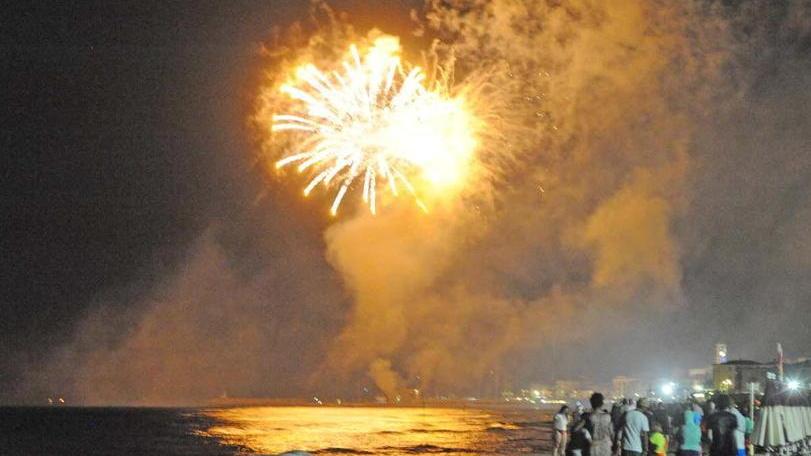Rischio assembramenti I fuochi d’artificio spenti dalla pandemia