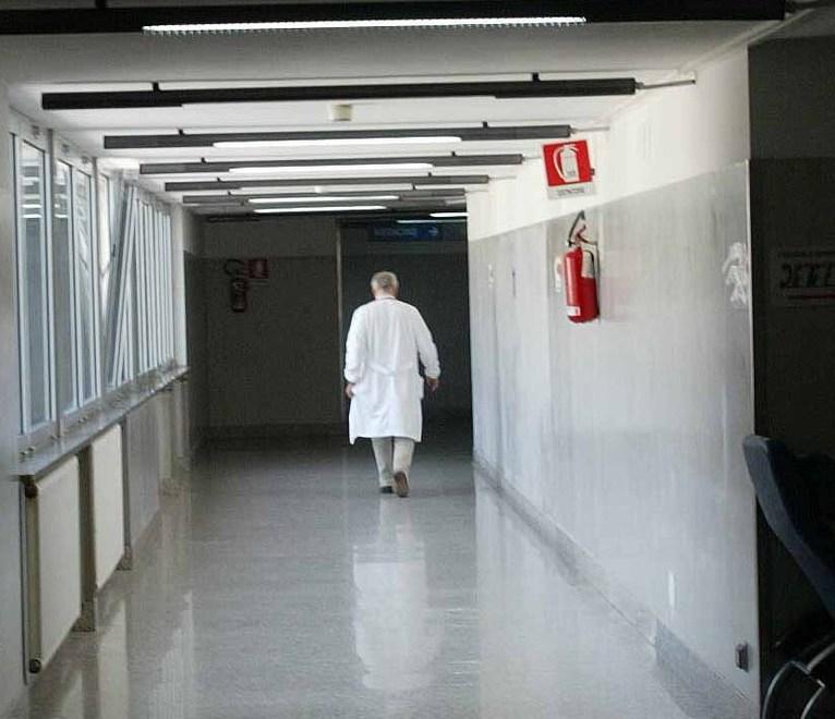 Medico picchia un collega e lo insulta con frasi razziste