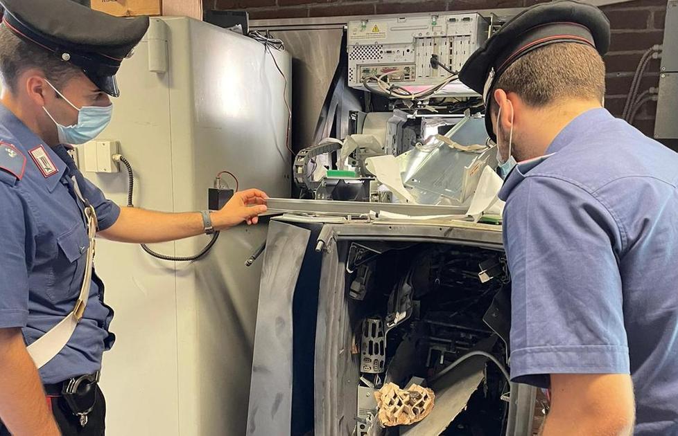 Esplosione nella notte salta il bancomat Bpm Maxi bottino per i ladri 