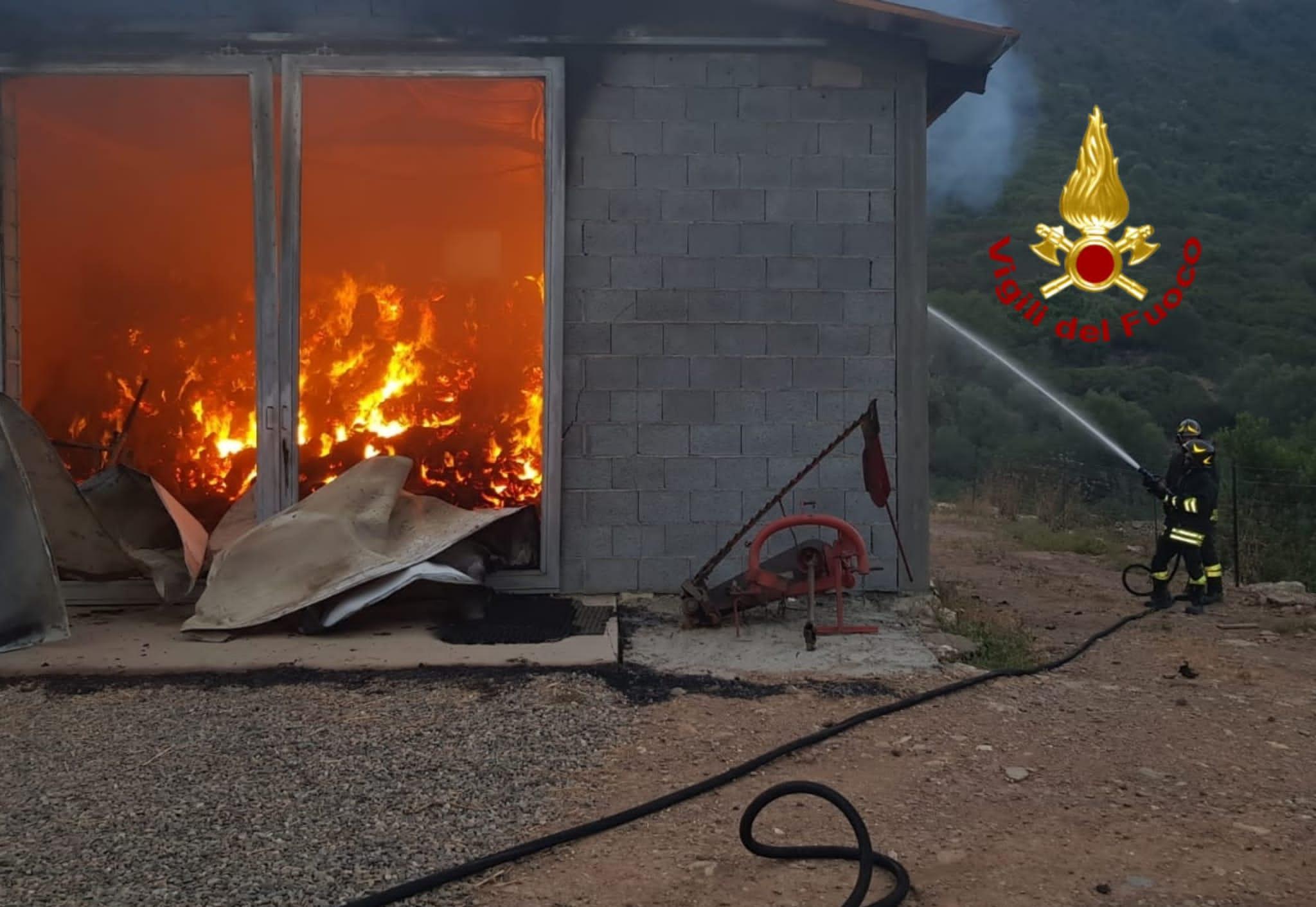 Incendio devasta il capannone di un'azienda agricola a San Vito