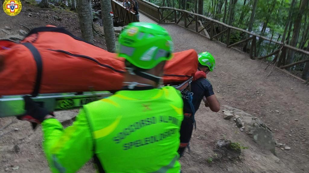 Savignano, in gita alle cascate del Doccione: cade e resta ferito