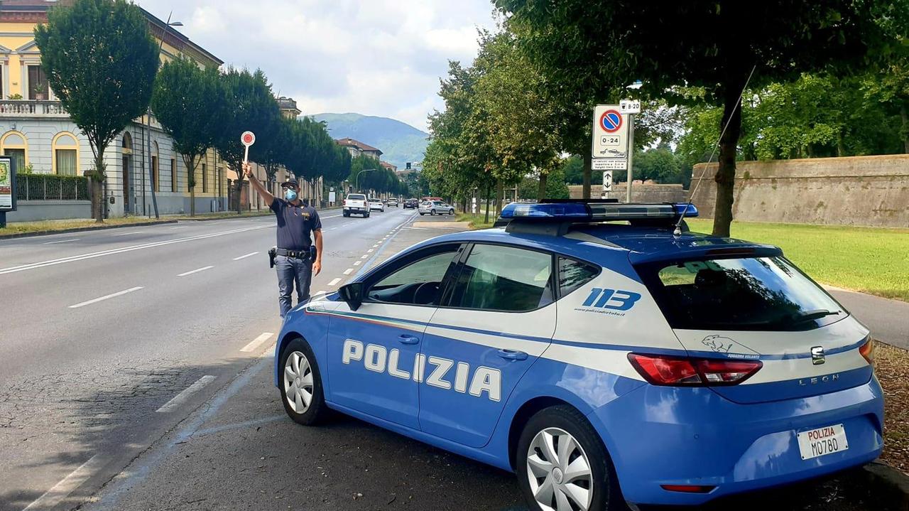 Spezza due dita a un agente: arrestato