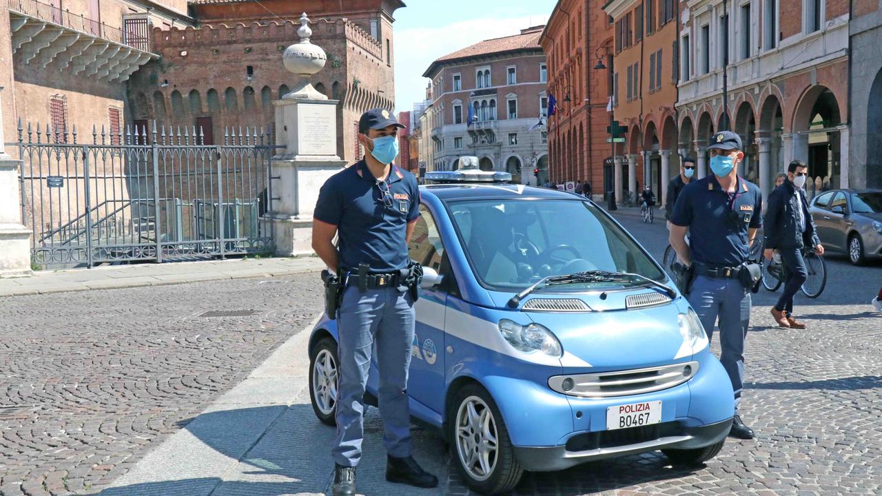 Ferrara, vede una donna nuda in piscina e chiama la polizia