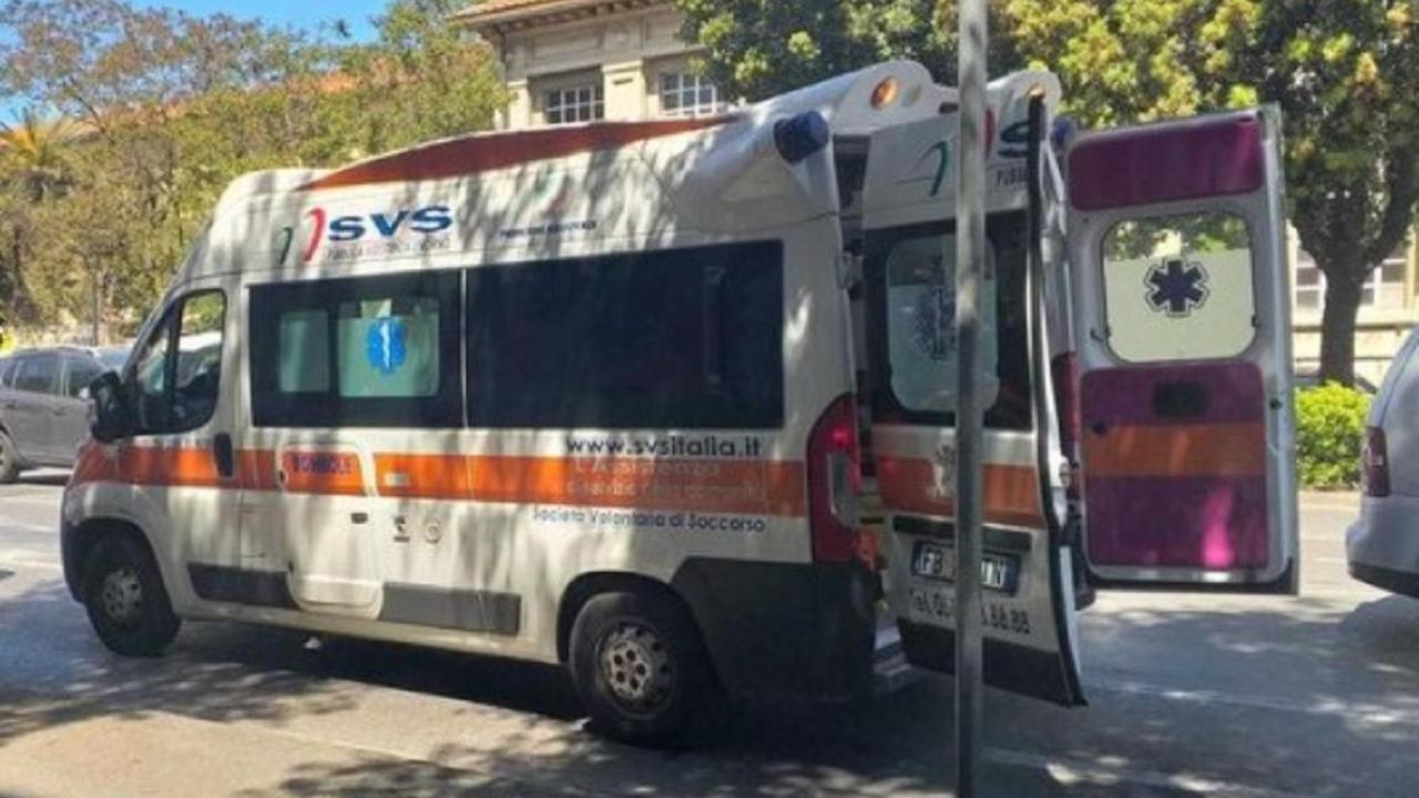 Un'ambulanza della Svs su viale Carducci