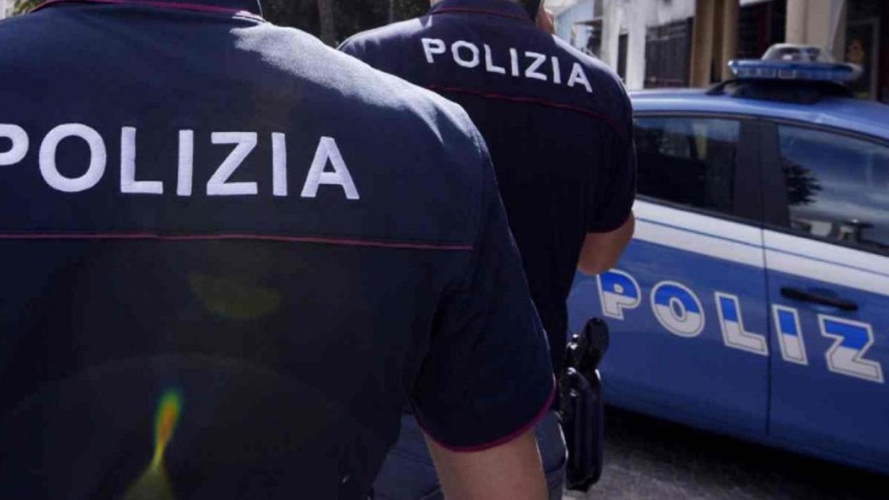Due agenti della polizia di Stato (foto d'archivio)