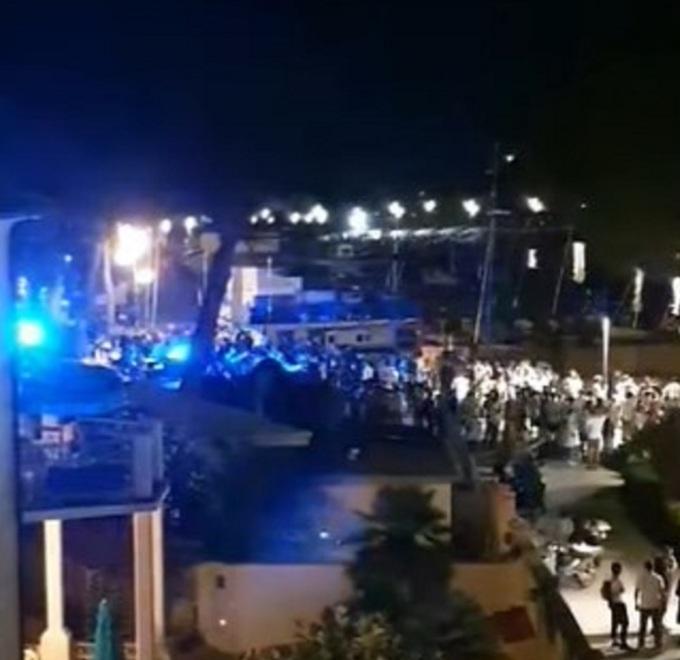 Rissa a bottigliate tra ragazzini pisani e livornesi sul lungomare di Campo nell'Elba