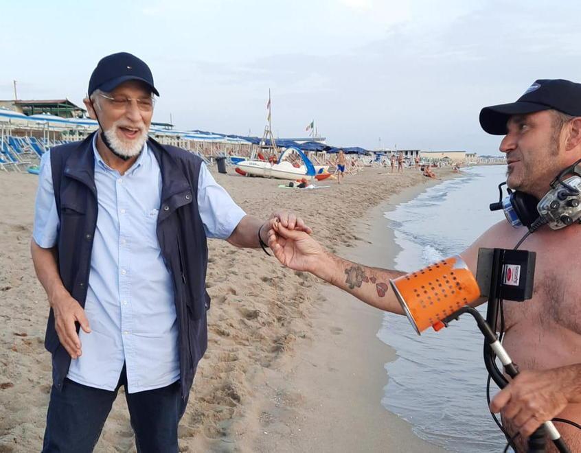 Fabio Simonelli mentre riconsegna l’anello al signor Gianni