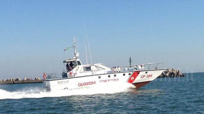 Villasimius, yacht si incaglia in una secca: salvi i 5 dell'equipaggio